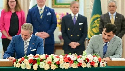 五亿美元到账!巴铁热情接待美国贵客,连稀土一起都交给对方