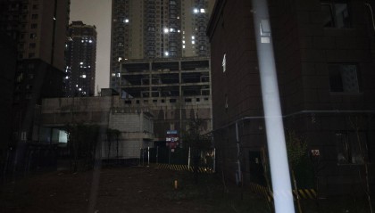 西安一男孩在小区玩耍坠入深井身亡 现场已架起围挡 官方通报：已控制3名相关责任人