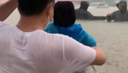 郑州暴雨致京广路隧道被淹,亲历者:车是飘起来的,很害怕,有人爬梯子离开 2021年也曾淹没多台车辆