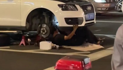 上海警方：王某（男，40岁）、邹某某（男，43岁）被处罚！事发闹市区，这一幕太离谱…