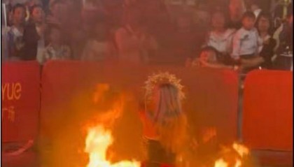 两名女演员跳“火裙舞”,一人裙子被引燃烧伤腿,昆明当地介入调查