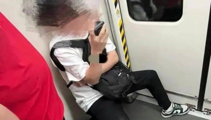 广州地铁频现“凳子党”,自带折叠凳子,多集中在车厢边角和连接处!你支持吗?