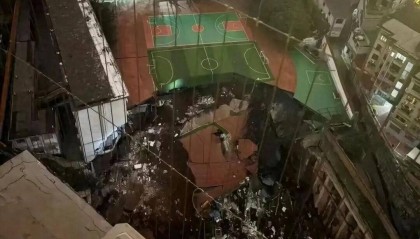 男生学校打篮球时感觉地在抖动,5小时后操场在30秒内轰然坍塌