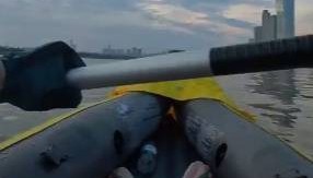 长沙男子突发奇想划船下班,25分钟车程划了3小时,当事人:手累腿麻,不会有下次