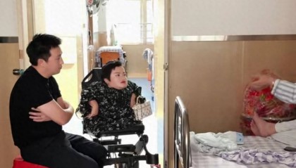 李喜梅给老公送四层人民币的蛋糕过生日,何伟豪高兴的合不拢嘴