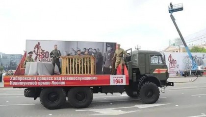 离谱!俄罗斯把日本雇佣兵俘虏关笼子里游街示众?和中国有关系?