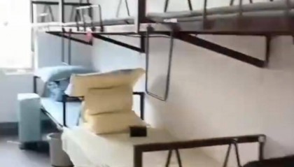 学生宿舍上铺仅用三角铁和螺丝固定 把安全当儿戏