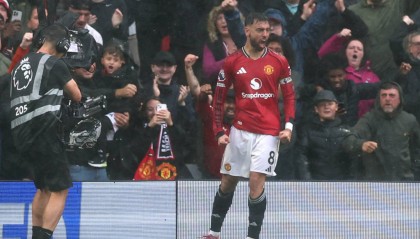 曼联新星库尼亚闪耀全场,费迪南德盛赞其自信气场与球队掌控力