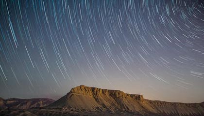 《决战破晓》优化升级,新增90级地图、金装获取、职业调整、决战币商城、装备养成等,提升玩法体验。