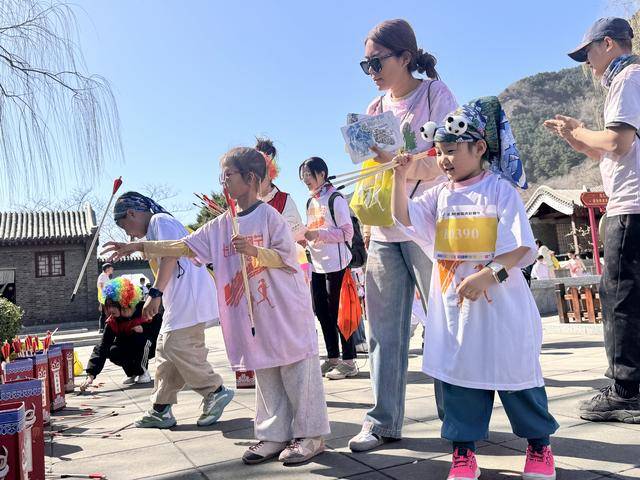 “彩虹跑”点亮千年雄关