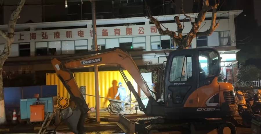 白天“钢板阵”高低不平，夜晚挖机噪声扰民！居民：道路何时才能“清净”？