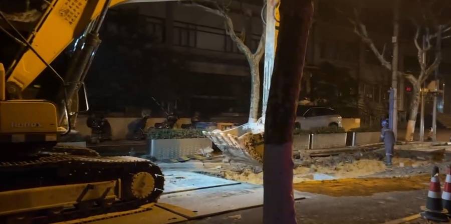 白天“钢板阵”高低不平，夜晚挖机噪声扰民！居民：道路何时才能“清净”？