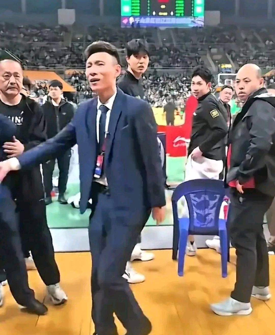 急眼了？CBA辽宁主场撤凳子事出有因，问题不大，格局还是太小