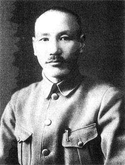1933年老蒋怒怼宋子文：南京政府谁当家？气得宋子文抡凳子砸对方