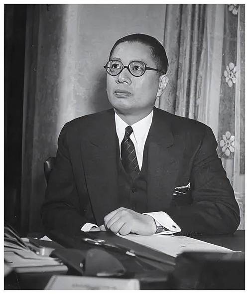 1933年老蒋怒怼宋子文：南京政府谁当家？气得宋子文抡凳子砸对方