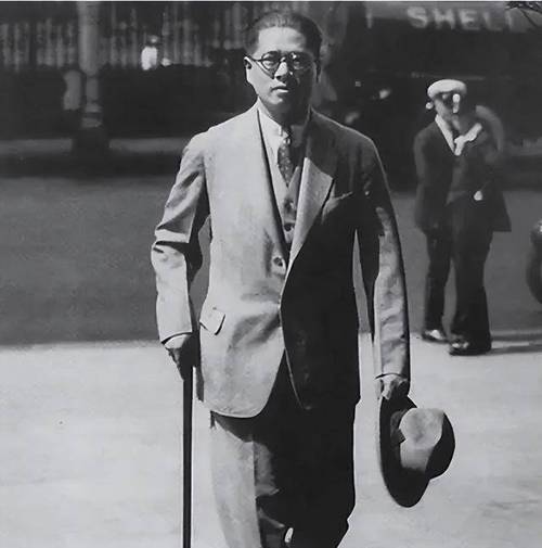 1933年老蒋怒怼宋子文：南京政府谁当家？气得宋子文抡凳子砸对方