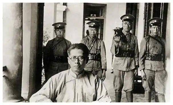 1933年老蒋怒怼宋子文：南京政府谁当家？气得宋子文抡凳子砸对方