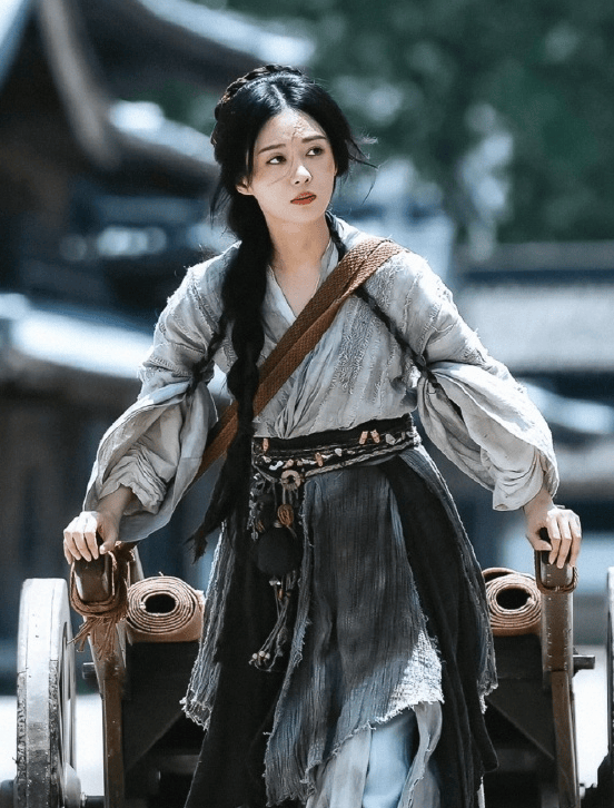 郑合惠子成《花间令》黑马，引发女主鞠婧祎粉丝强烈反击！
