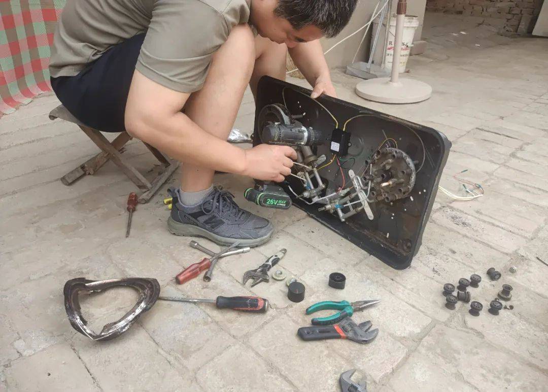 退伍“兵哥”义务修灶炉，点个赞！