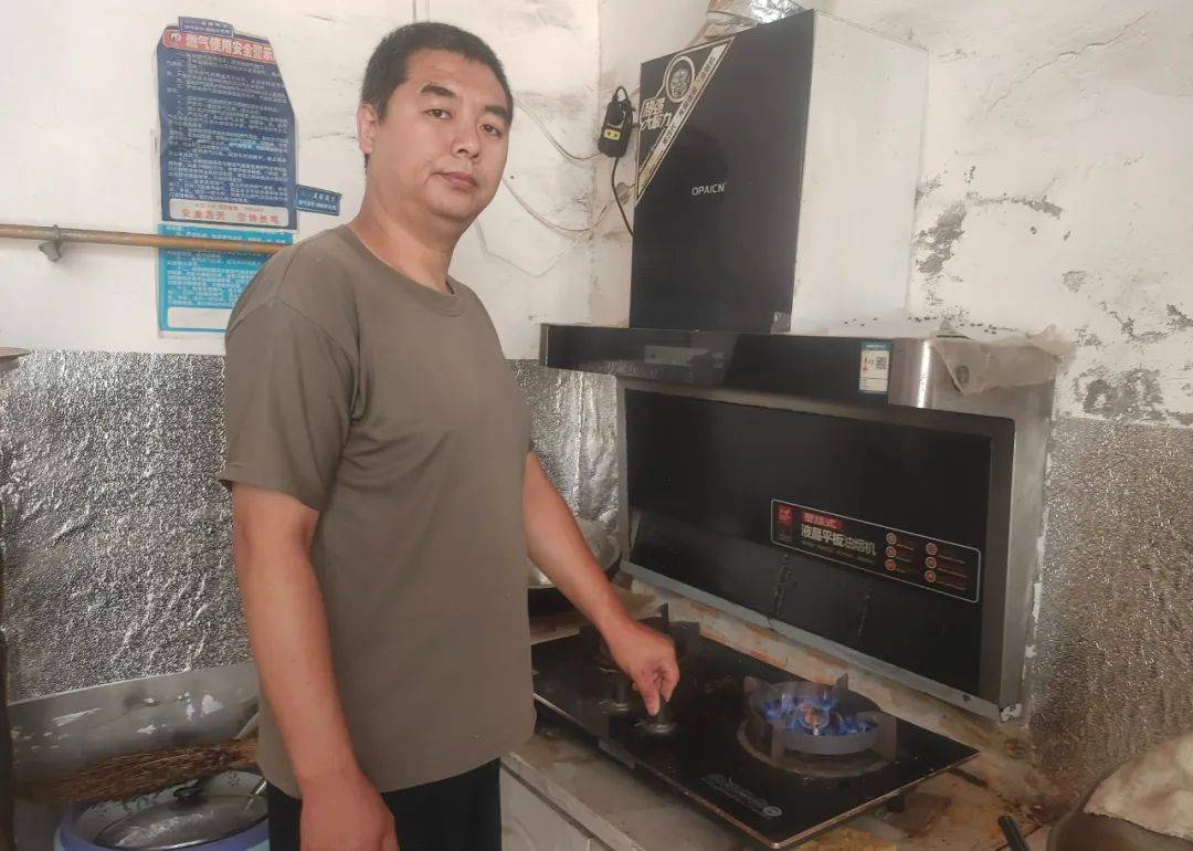 退伍“兵哥”义务修灶炉，点个赞！