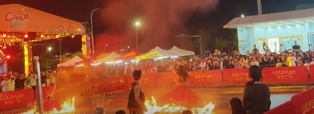 两名女演员跳“火裙舞”,一人裙子被引燃烧伤腿,昆明当地介入调查