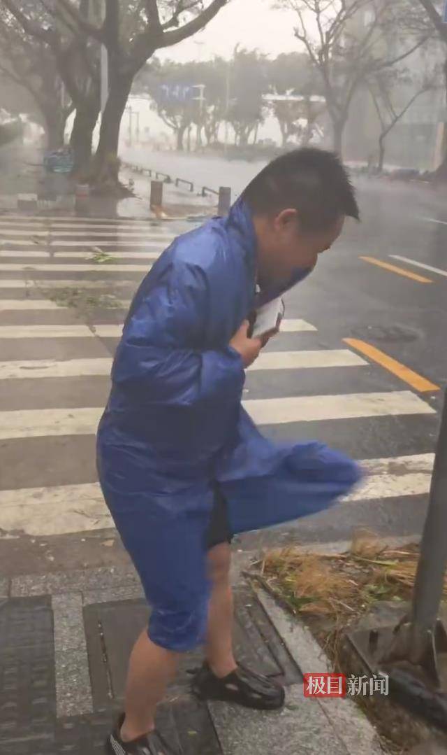 台风桦加沙袭击珠海：记者眼镜被大风吹跑，街边树枝断落，单车成排倒地