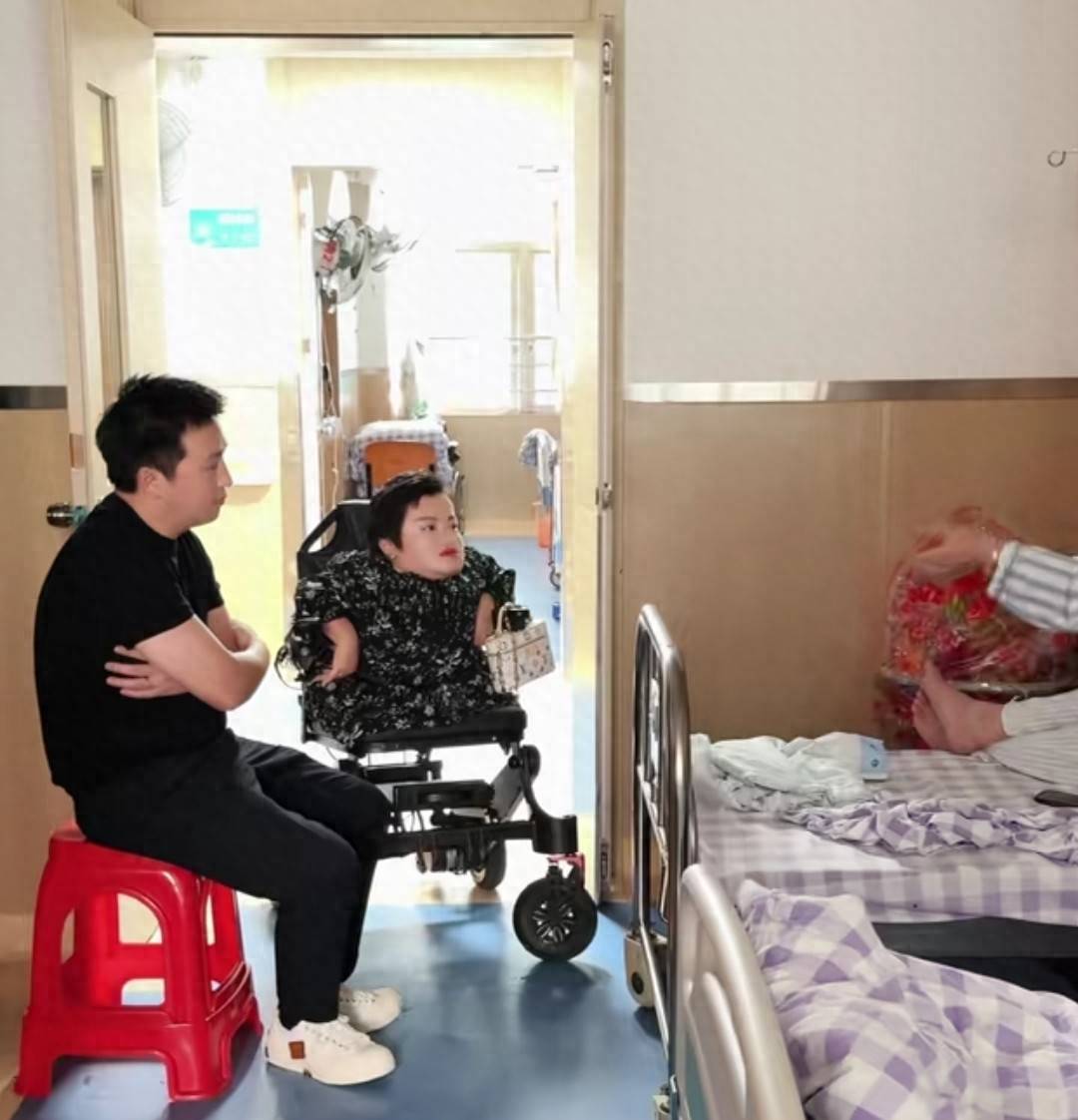 李喜梅给老公送四层人民币的蛋糕过生日,何伟豪高兴的合不拢嘴