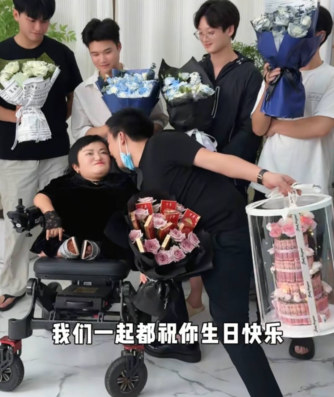 李喜梅给老公送四层人民币的蛋糕过生日,何伟豪高兴的合不拢嘴