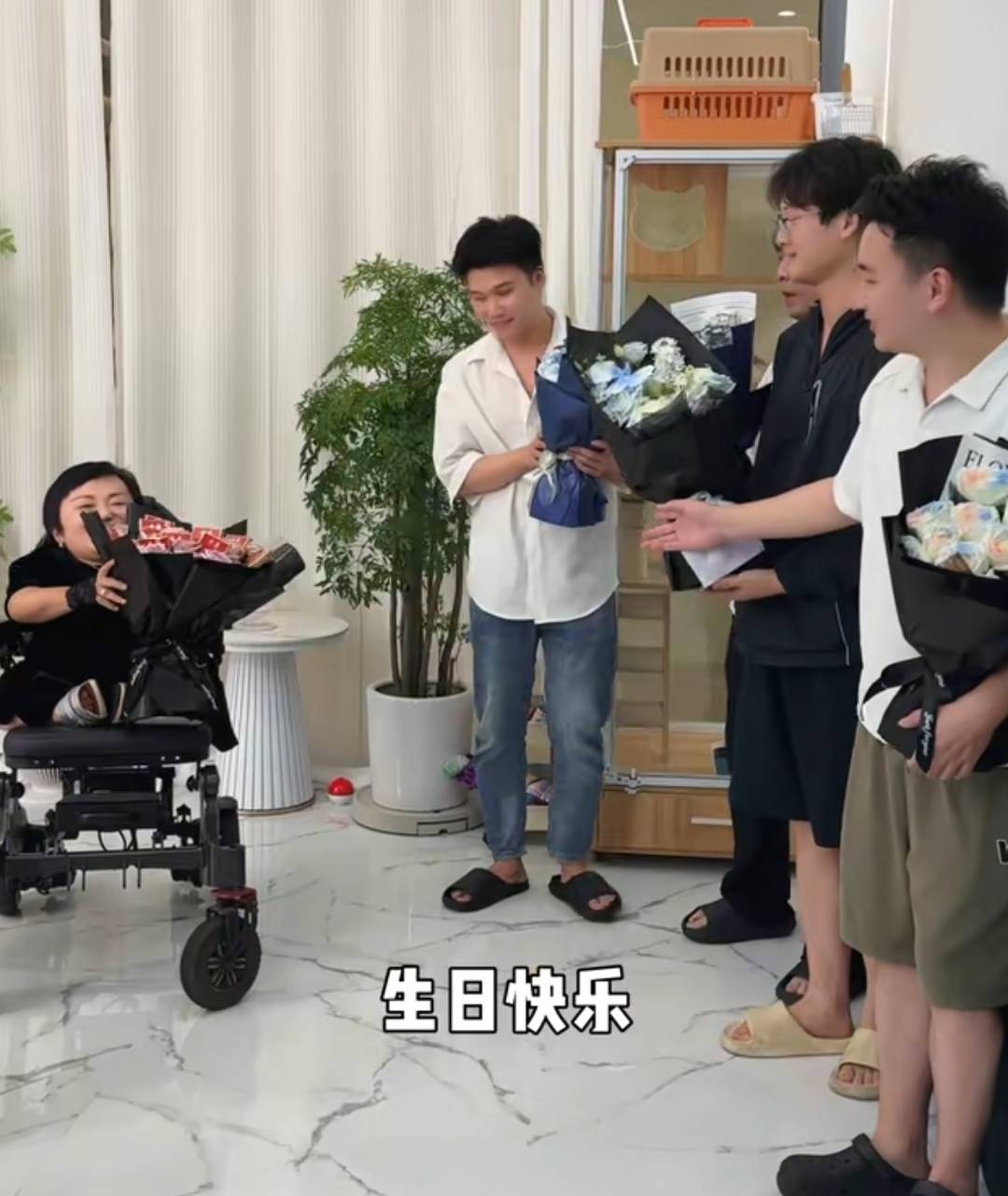 李喜梅给老公送四层人民币的蛋糕过生日,何伟豪高兴的合不拢嘴