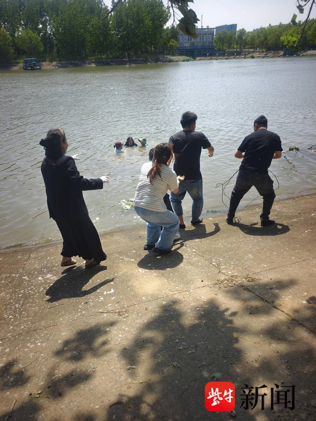 盐城市民勇救4名落水者后却遭拉黑,记者调查:不影响见义勇为认定