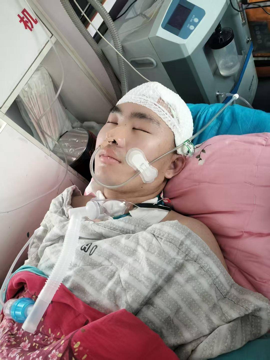 被撞碎的人生:23岁研究生被16岁少年无证驾车撞致颅脑损伤,亲属称其如今心智如幼童