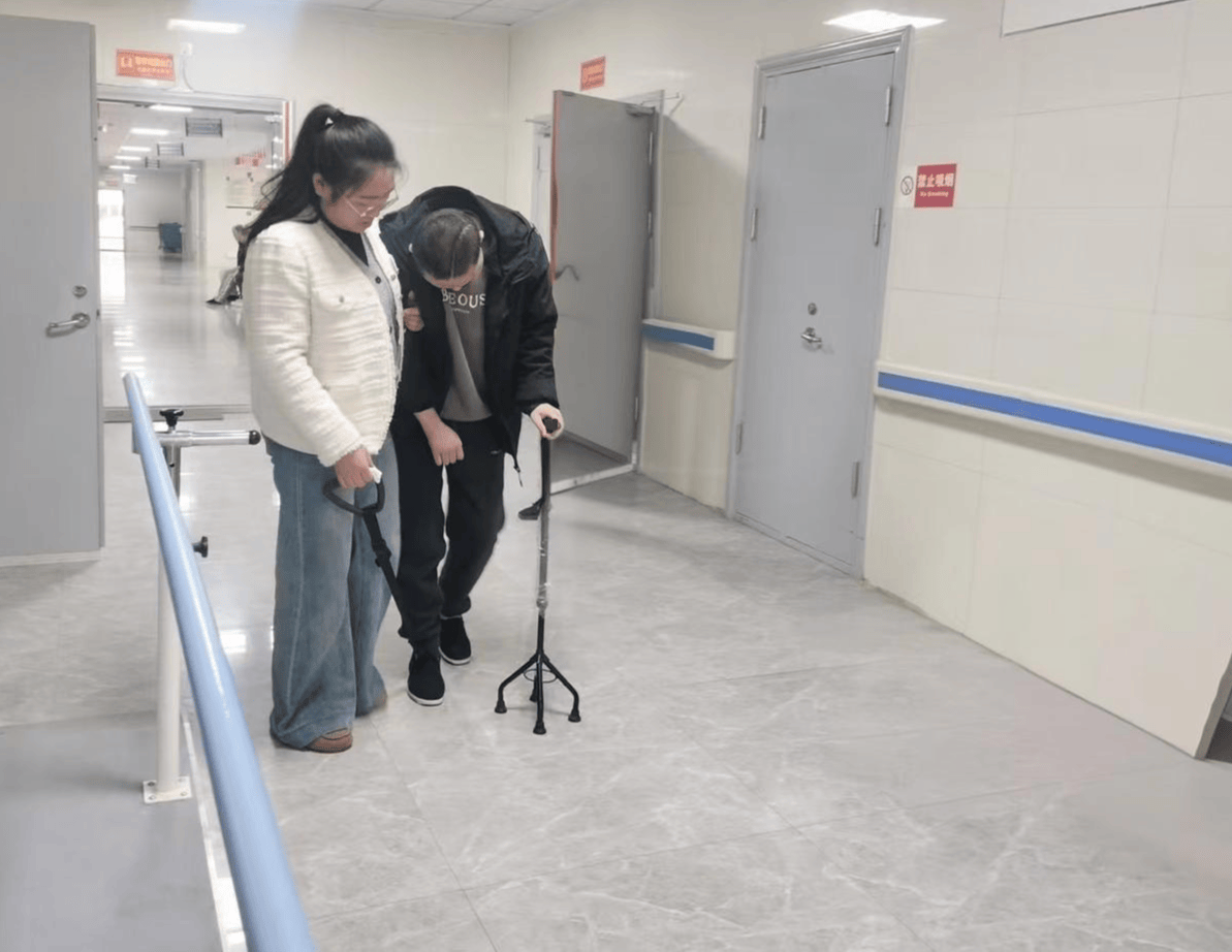 被撞碎的人生:23岁研究生被16岁少年无证驾车撞致颅脑损伤,亲属称其如今心智如幼童