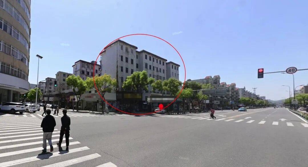 浙江象山一居民楼发生倾斜，有屋顶承重梁出现碎片脱落，露出钢筋！镇政府回应